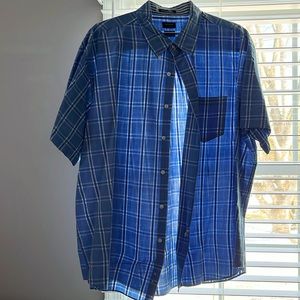 Men’s short sleeved button up with pocket